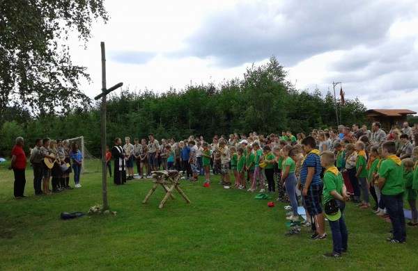 Skautai stovyklavo akmens amžiuje