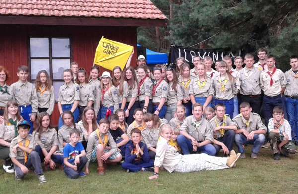 Skautai stovyklavo akmens amžiuje