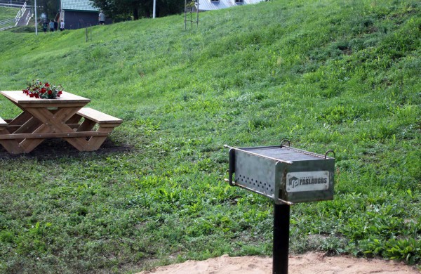 Mieste įrengtos dar dvi kepsninės su stalais