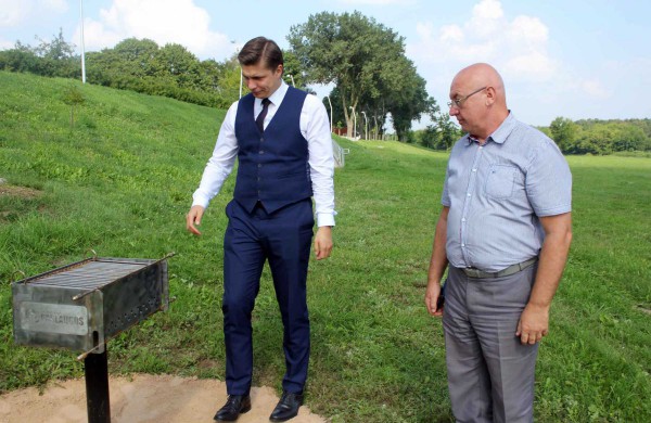 Mieste įrengtos dar dvi kepsninės su stalais