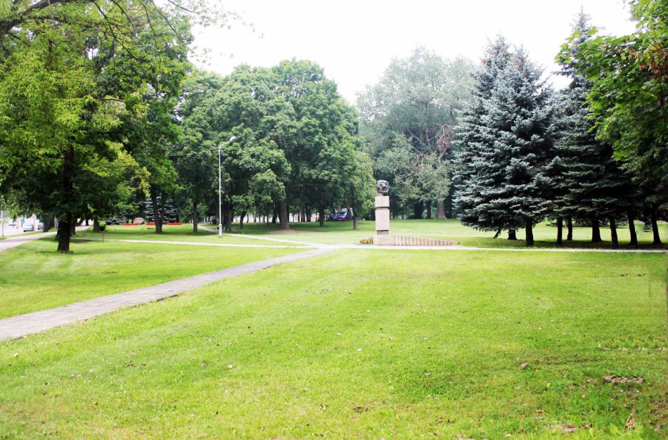 Ramybės skvere - moters rankos, kuriose - miesto akcentai