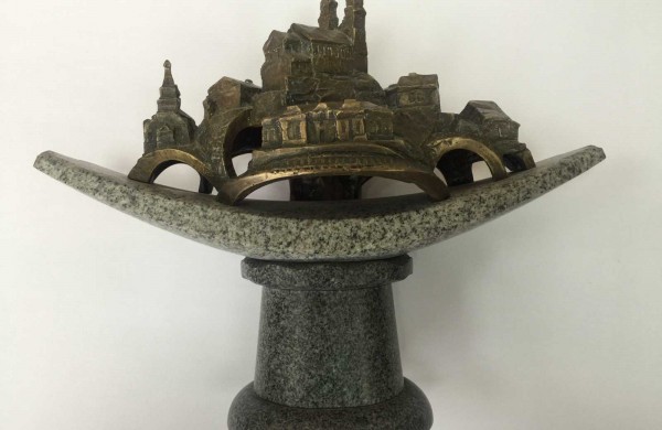 Ramybės skvere - moters rankos, kuriose - miesto akcentai