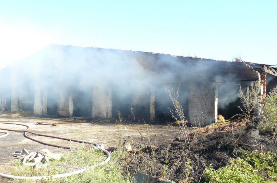 Kuigaliuose dega apie 500 rulonų šiaudų