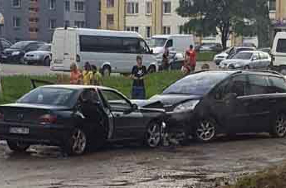 Remontuojamoje gatvėje – dviejų automobilių kaktomuša