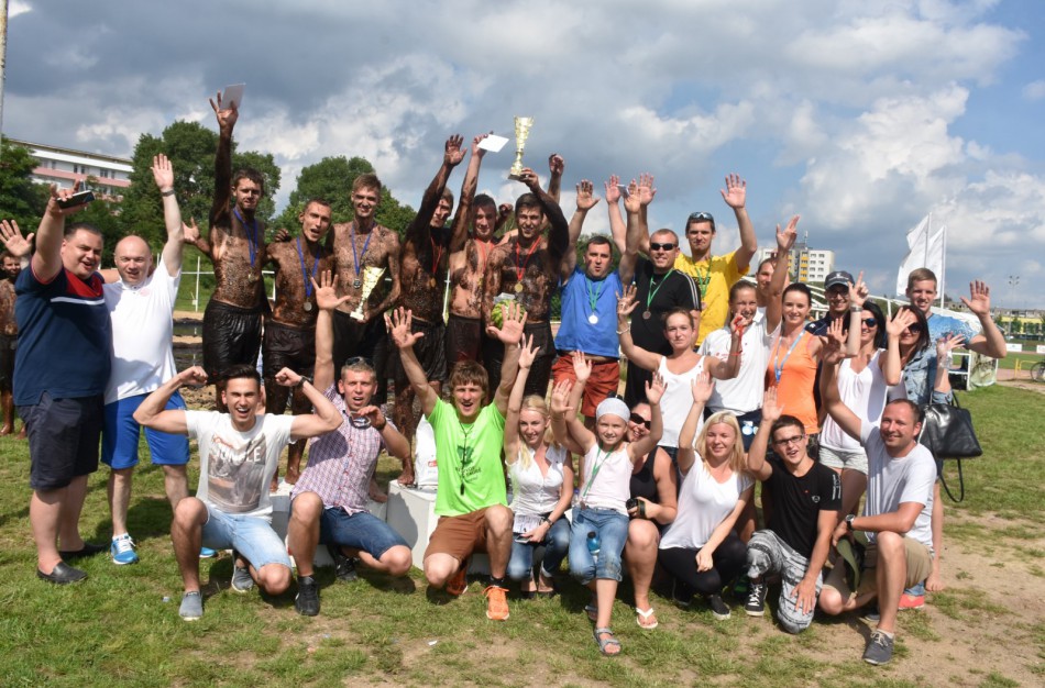 Sporto forume tradicines sporto šakas paįvairino purvo tinklinis