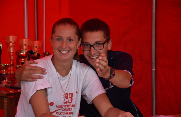 Sporto forume tradicines sporto šakas paįvairino purvo tinklinis