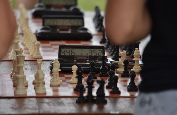 Sporto forume tradicines sporto šakas paįvairino purvo tinklinis