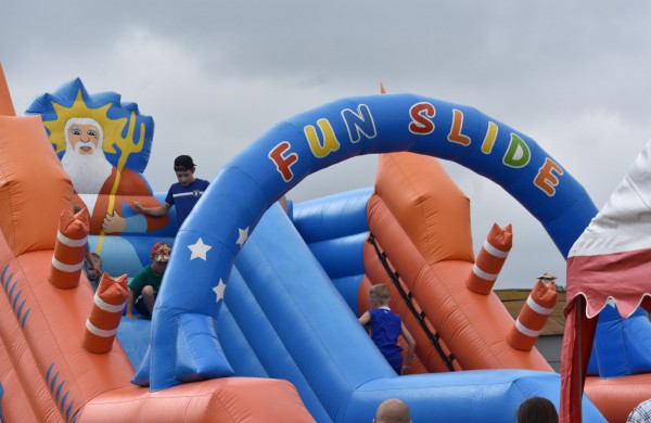 Sporto forume tradicines sporto šakas paįvairino purvo tinklinis