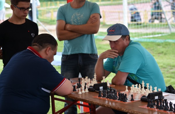 Sporto forume tradicines sporto šakas paįvairino purvo tinklinis