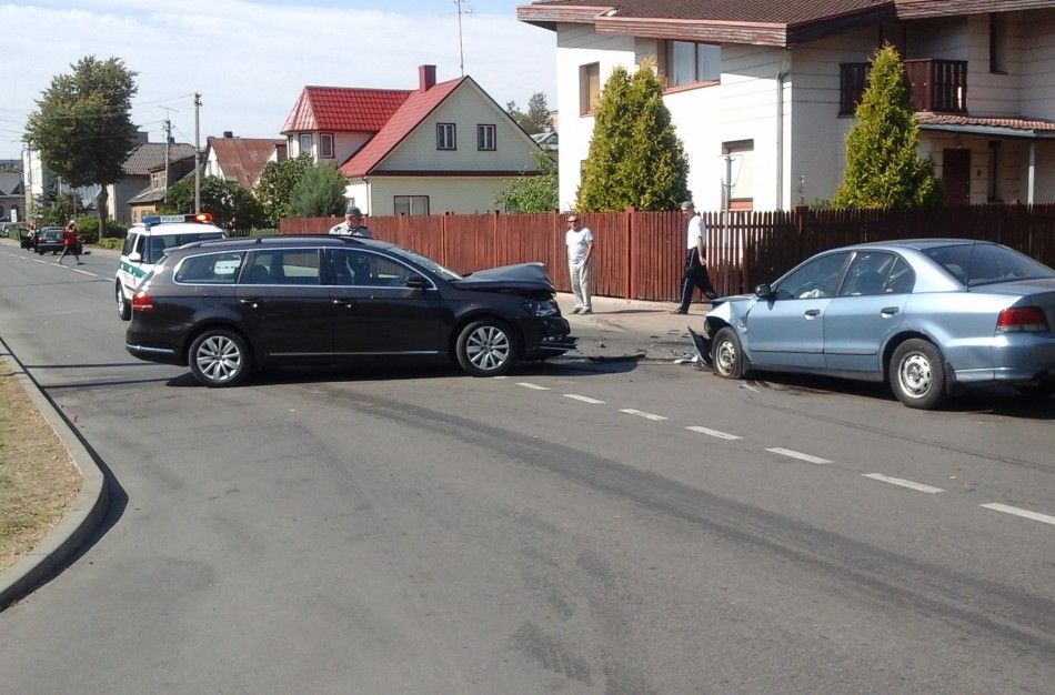 Panerių gatvėje – avarija, sužeisti du žmonės