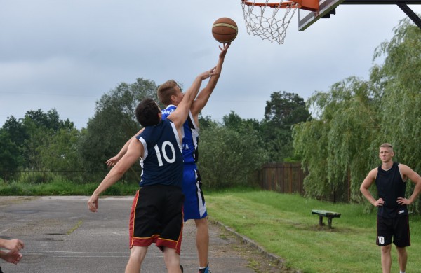 Sporto forume tradicines sporto šakas paįvairino purvo tinklinis