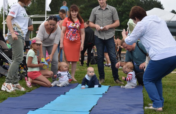Sporto forume tradicines sporto šakas paįvairino purvo tinklinis