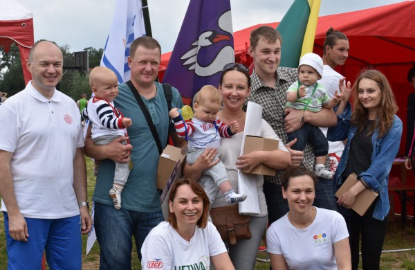 Sporto forume tradicines sporto šakas paįvairino purvo tinklinis