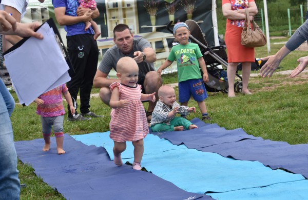 Sporto forume tradicines sporto šakas paįvairino purvo tinklinis