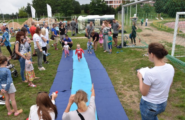 Sporto forume tradicines sporto šakas paįvairino purvo tinklinis