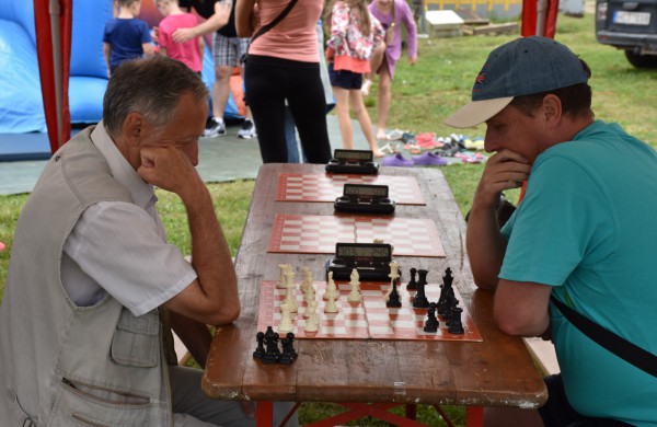 Sporto forume tradicines sporto šakas paįvairino purvo tinklinis