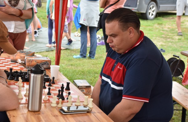 Sporto forume tradicines sporto šakas paįvairino purvo tinklinis