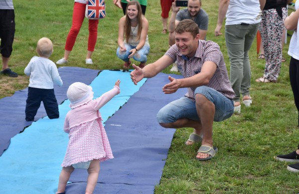 Sporto forume tradicines sporto šakas paįvairino purvo tinklinis