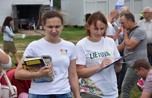 Sporto forume tradicines sporto šakas paįvairino purvo tinklinis