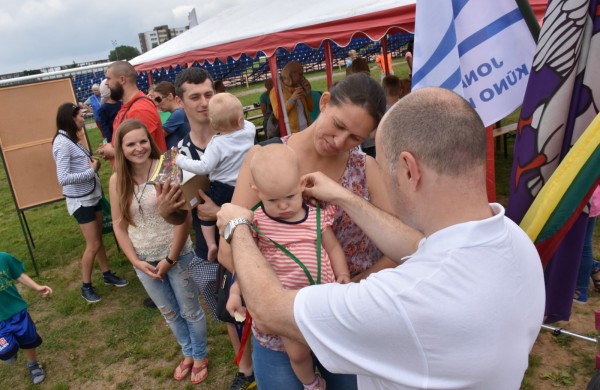 Sporto forume tradicines sporto šakas paįvairino purvo tinklinis