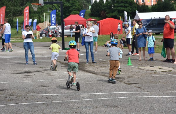 Sporto forume tradicines sporto šakas paįvairino purvo tinklinis