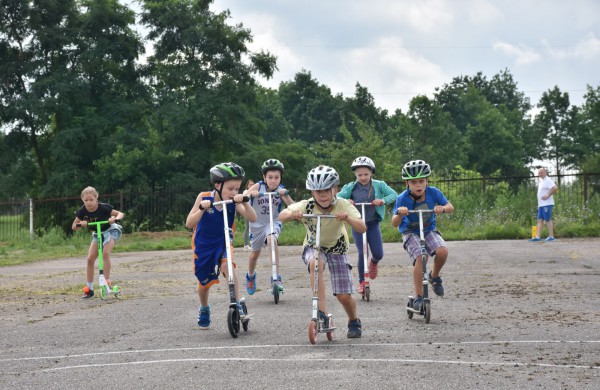 Sporto forume tradicines sporto šakas paįvairino purvo tinklinis