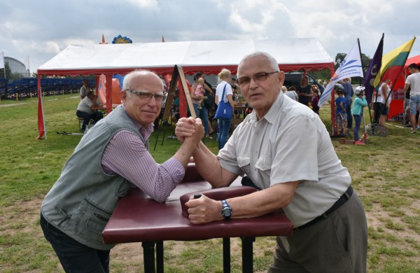 Sporto forume tradicines sporto šakas paįvairino purvo tinklinis