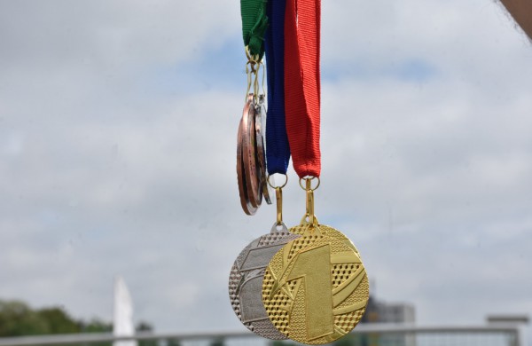 Sporto forume tradicines sporto šakas paįvairino purvo tinklinis