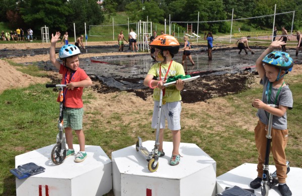 Sporto forume tradicines sporto šakas paįvairino purvo tinklinis