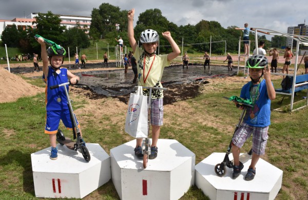 Sporto forume tradicines sporto šakas paįvairino purvo tinklinis
