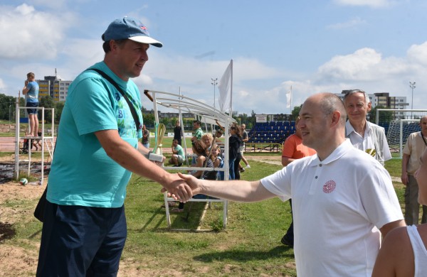 Sporto forume tradicines sporto šakas paįvairino purvo tinklinis