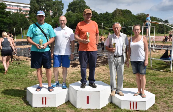 Sporto forume tradicines sporto šakas paįvairino purvo tinklinis