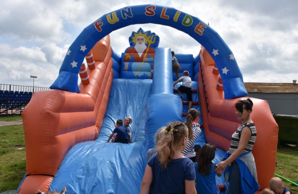 Sporto forume tradicines sporto šakas paįvairino purvo tinklinis