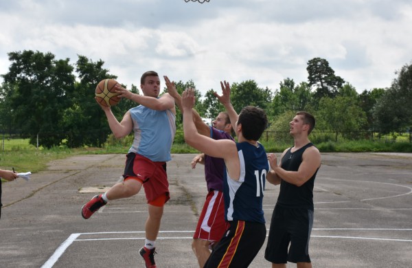 Sporto forume tradicines sporto šakas paįvairino purvo tinklinis