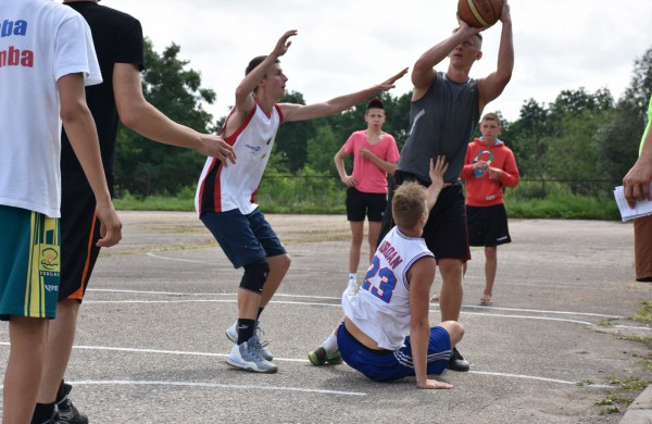 Sporto forume tradicines sporto šakas paįvairino purvo tinklinis