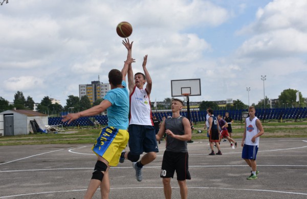 Sporto forume tradicines sporto šakas paįvairino purvo tinklinis