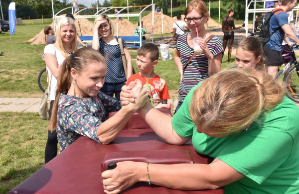 Sporto forume tradicines sporto šakas paįvairino purvo tinklinis
