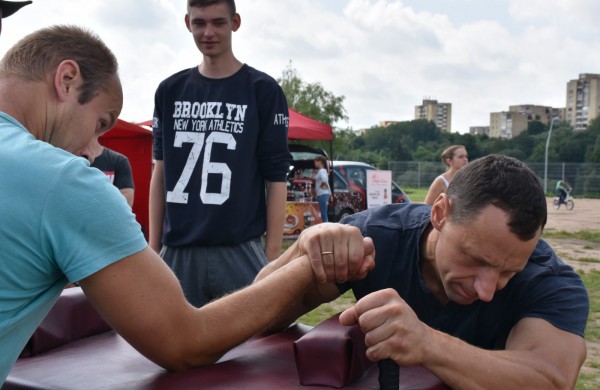 Sporto forume tradicines sporto šakas paįvairino purvo tinklinis