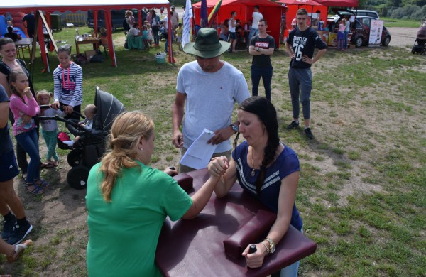 Sporto forume tradicines sporto šakas paįvairino purvo tinklinis