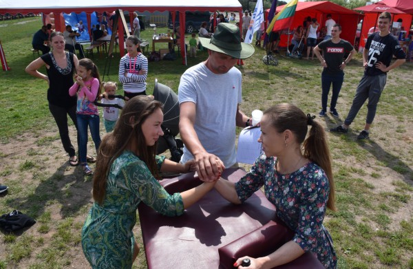 Sporto forume tradicines sporto šakas paįvairino purvo tinklinis