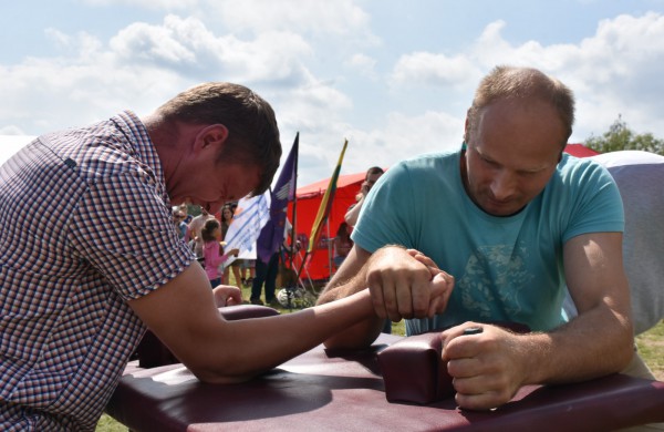 Sporto forume tradicines sporto šakas paįvairino purvo tinklinis