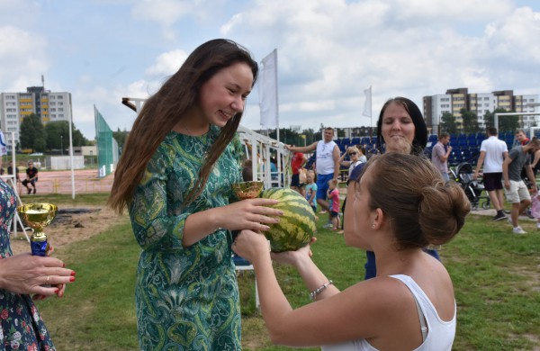 Sporto forume tradicines sporto šakas paįvairino purvo tinklinis