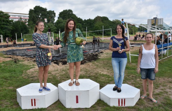 Sporto forume tradicines sporto šakas paįvairino purvo tinklinis