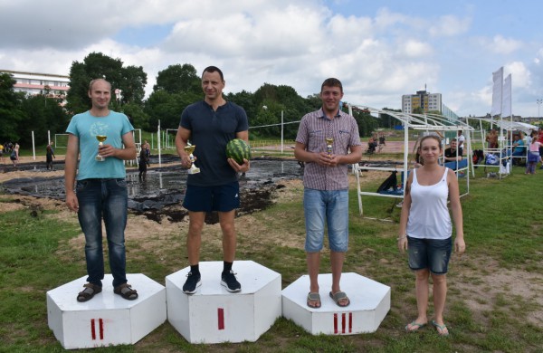 Sporto forume tradicines sporto šakas paįvairino purvo tinklinis