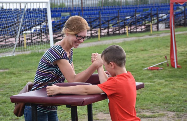 Sporto forume tradicines sporto šakas paįvairino purvo tinklinis