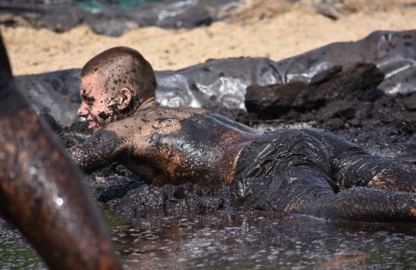 Sporto forume tradicines sporto šakas paįvairino purvo tinklinis