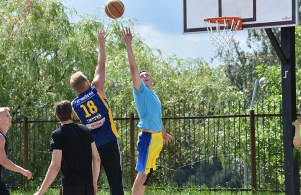 Sporto forume tradicines sporto šakas paįvairino purvo tinklinis