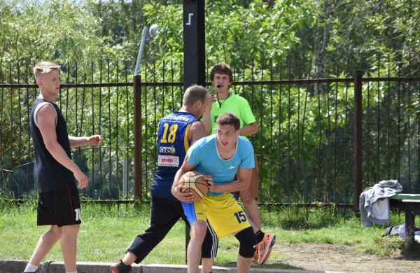 Sporto forume tradicines sporto šakas paįvairino purvo tinklinis