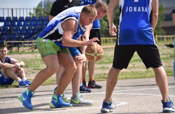 Sporto forume tradicines sporto šakas paįvairino purvo tinklinis