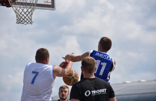 Sporto forume tradicines sporto šakas paįvairino purvo tinklinis